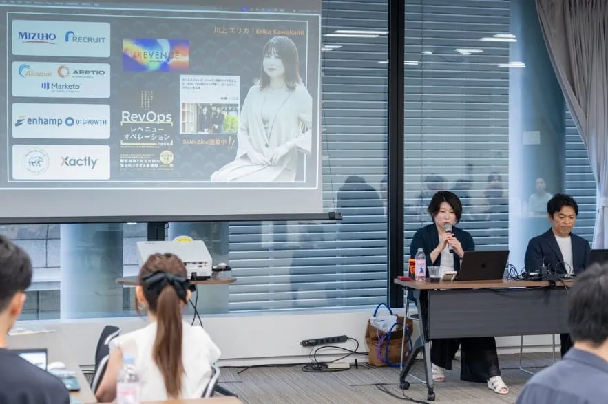 スクリーンには海外のレベニューテック各社が並ぶ。日本と海外の現在地を対比しながらの解説だった