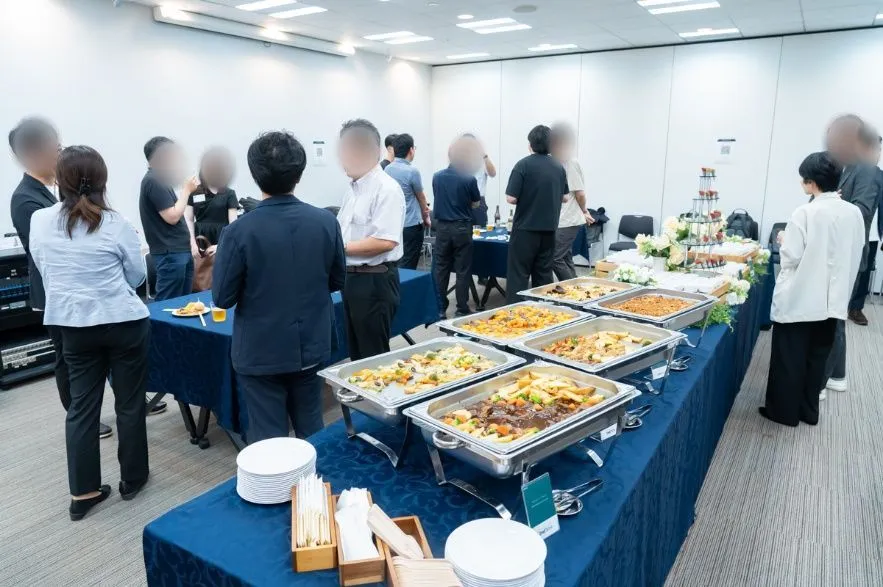 会場を移してのネットワーキングパーティー。初対面同士の会話があちこちで生まれた