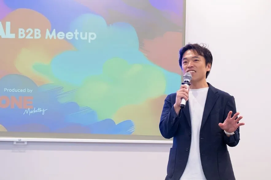 クロージングで事業方針を語る垣内。背景のスクリーンには SIGNAL B2B Meetup のロゴ